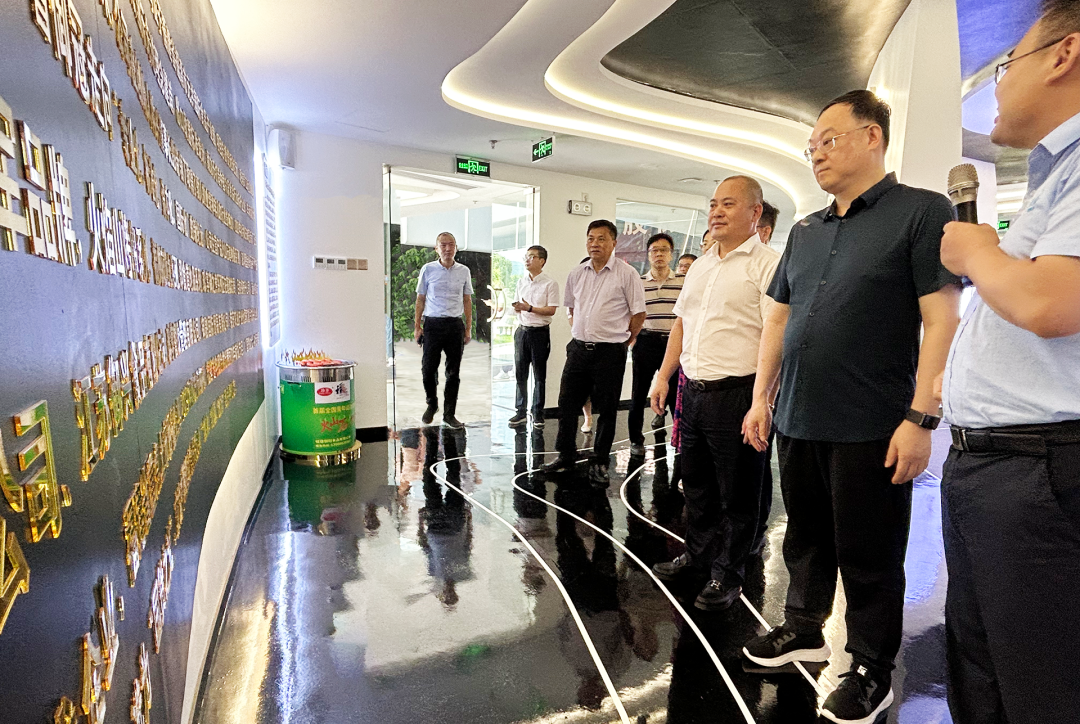 做(zuò)大(dà)做(zuò)強龍頭企業(yè) 助推農(nóng)業(yè)産業(yè)化(huà)發展|熱(rè)烈歡迎省政協副主席嚴可(kě)仕一(yī)行(xíng)莅臨禦冠食品考察調研！