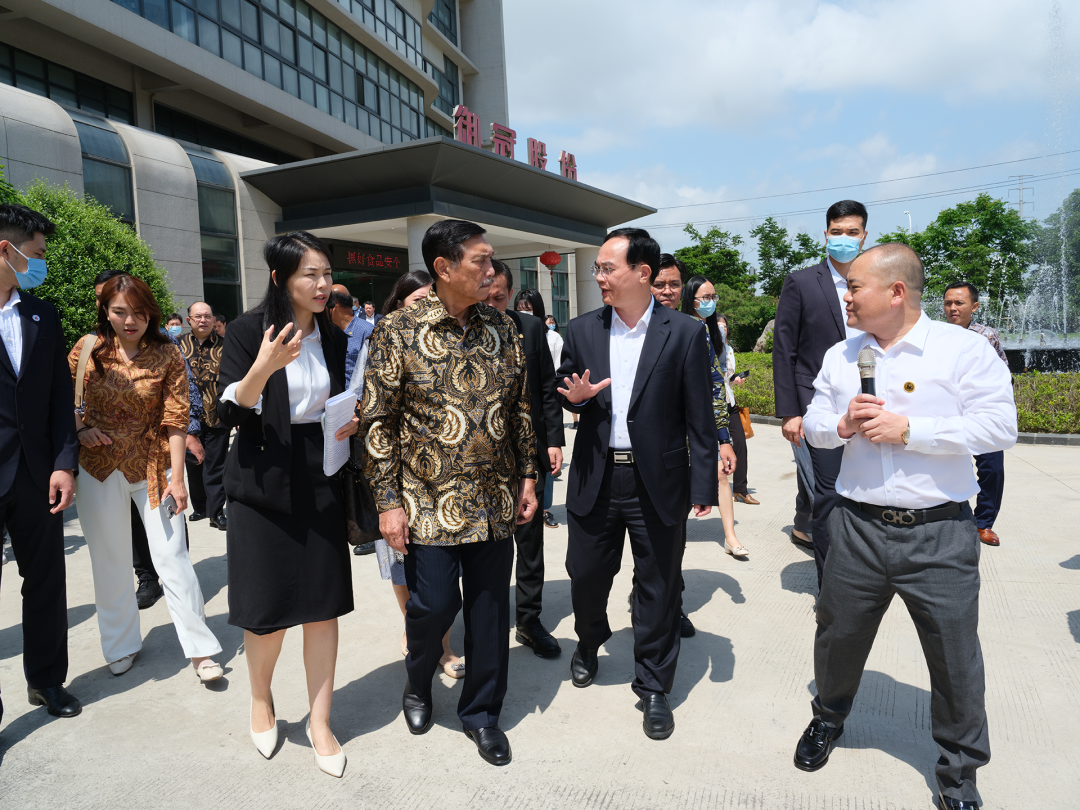 加強合作(zuò) 共促發展|熱(rè)烈歡迎印尼對(duì)華合作(zuò)牽頭人(rén)、海(hǎi)洋與投資統籌部長(cháng)盧胡特一(yī)行(xíng)莅臨禦冠食品參訪調研！